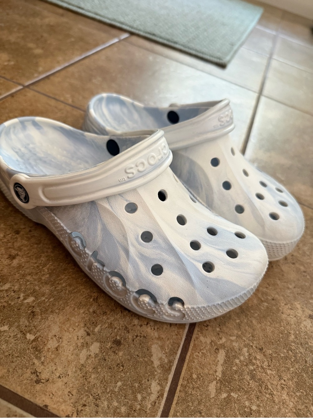 Crocs womens Classic Tie-Dye Clog - White/Light Blue